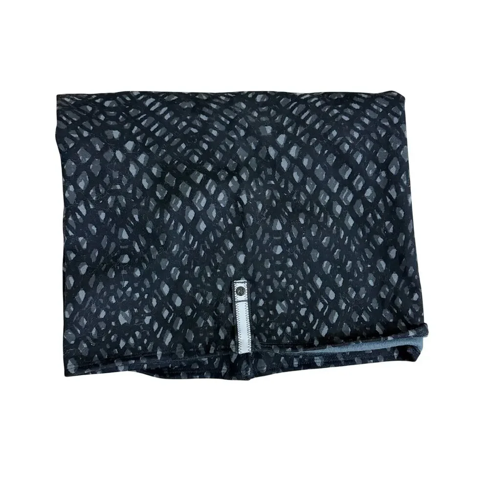 Lululemon Black/Gray Print Vinyasa Scarf EUC Snap Closure Fleece Lined